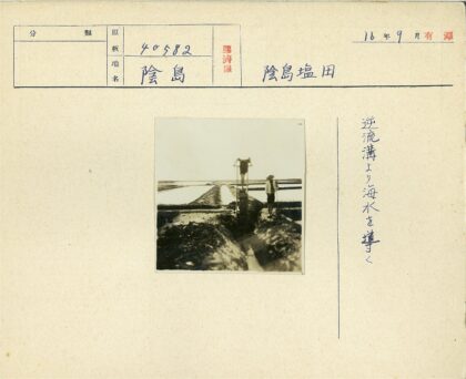 池塘土路两人行.jpg