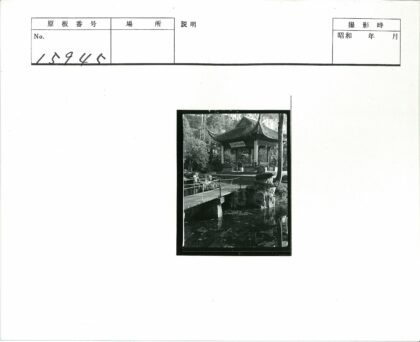 池塘边古典亭子木桥风景.jpg