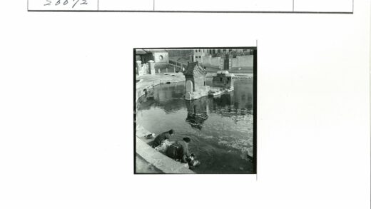 池塘边洗衣砖砌建筑背景.jpg
