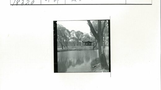 池塘边绿树环绕的亭子.jpg