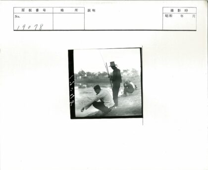 池塘边钓鱼的宁静时光.jpg