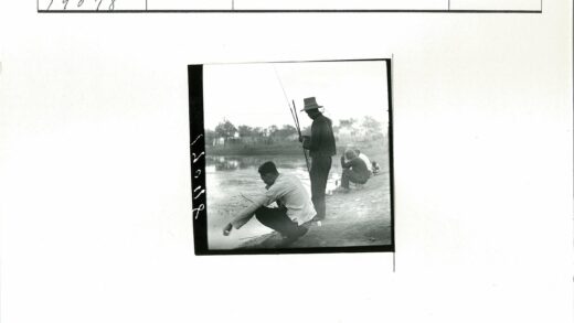 池塘边钓鱼的宁静时光.jpg