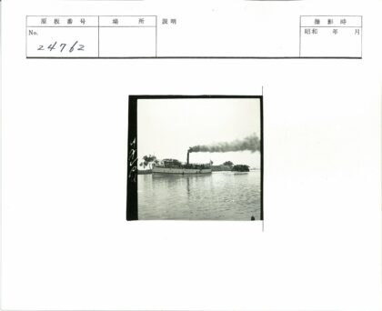 汽船烟雾中的海岸风景.jpg