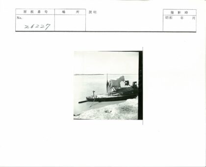 汽艇停靠海岸防水布覆盖.jpg