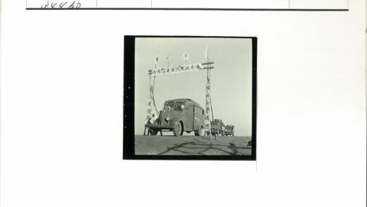 汽车穿过旗帜拱门与士兵卡车.jpg