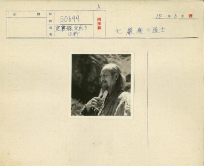 沉思男子与自然岩石景观.jpg