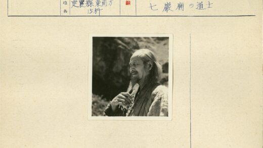 沉思男子与自然岩石景观.jpg