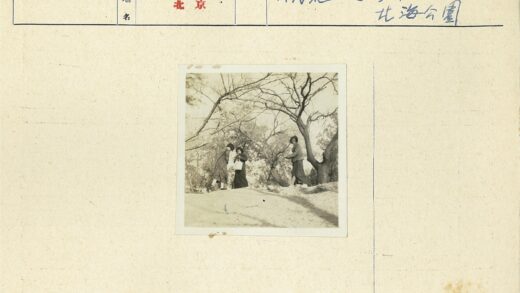 沙丘上的三位女性.jpg