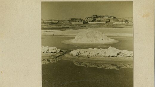 沙丘水域与高地建筑风光.jpg