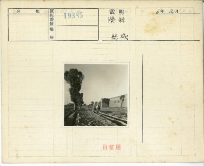 沙土路骑马人城墙树影.jpg