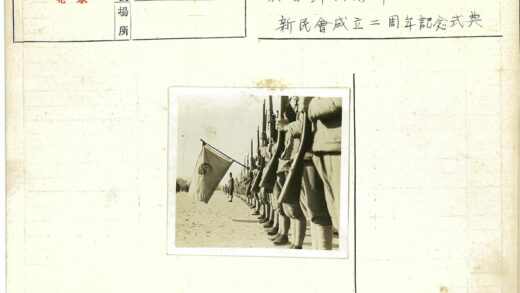 沙地士兵持枪举旗列队.jpg