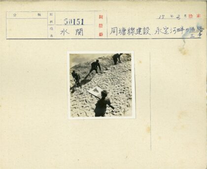 沙地挖掘与持枪读书者.jpg