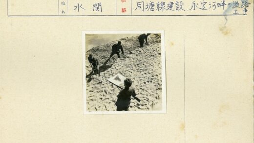 沙地挖掘与持枪读书者.jpg