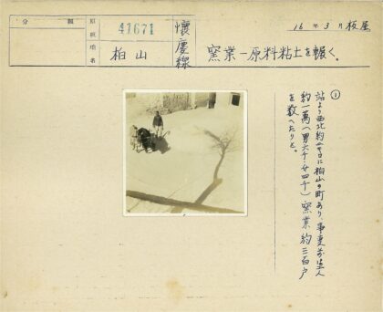 沙地牧牛人与树影建筑.jpg
