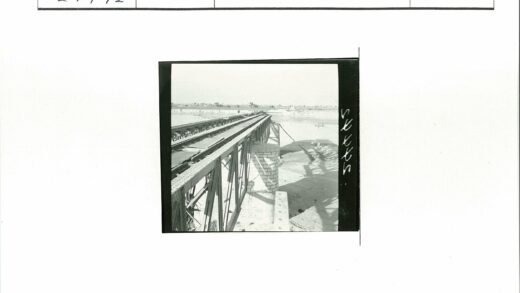 沙地铁路桥与稀疏植被景观.jpg