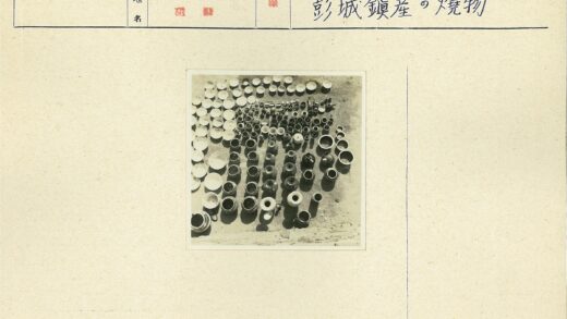 沙地陶器碗罐整齐摆放.jpg