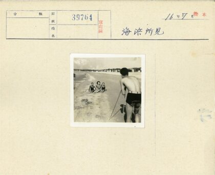 沙滩三人背影与建筑树木.jpg