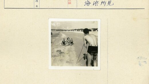 沙滩三人背影与建筑树木.jpg