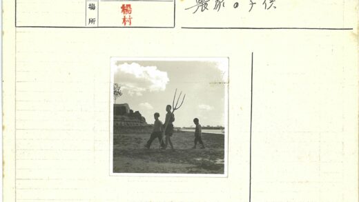 沙滩上的孩子与废墟风景.jpg