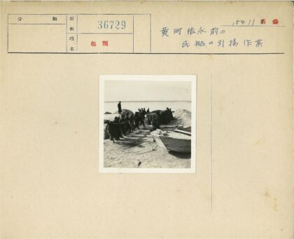 沙滩众人拉船劳动场景.jpg