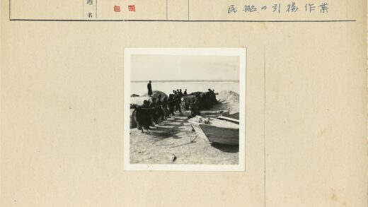 沙滩众人拉船劳动场景.jpg