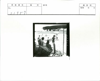 沙滩伞下休闲时光.jpg