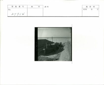 沙滩停船与人群水天背景.jpg