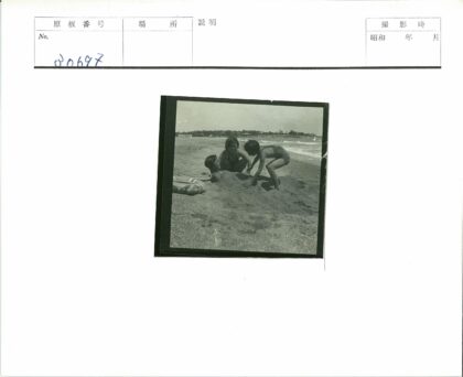 沙滩埋沙儿童与海岸线.jpg