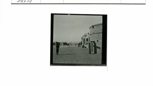 沙滩建筑工地工人施工场景.jpg