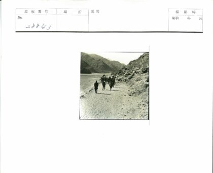 沙滩徒步岩石山脉风景.jpg