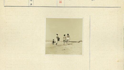 沙滩散步与救生员小屋风景.jpg