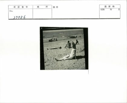 沙滩日光浴与海岸小船.jpg