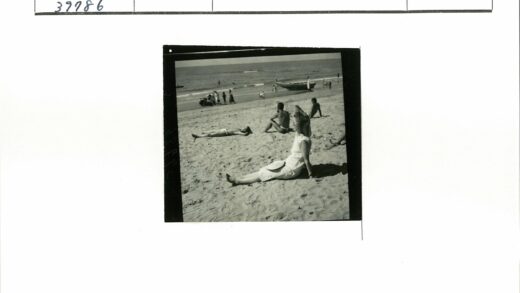 沙滩日光浴与海岸小船.jpg
