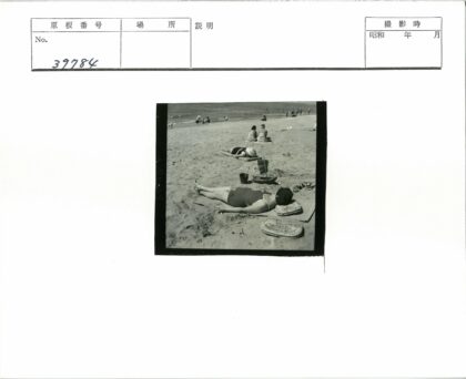 沙滩日光浴与玩具帆船.jpg