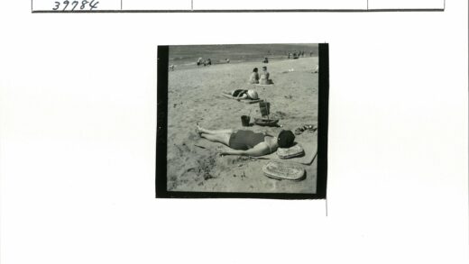 沙滩日光浴与玩具帆船.jpg
