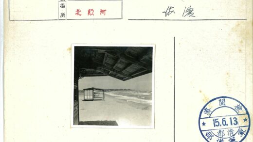 沙滩木屋与海浪海岸风光.jpg