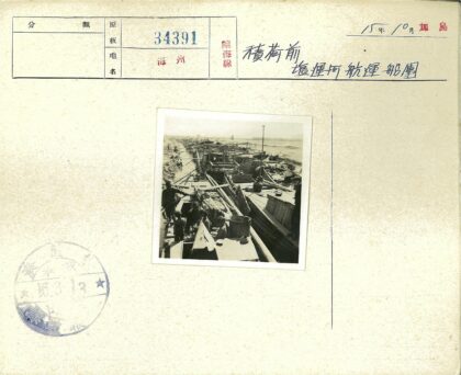 沙滩木船与岸上行人.jpg