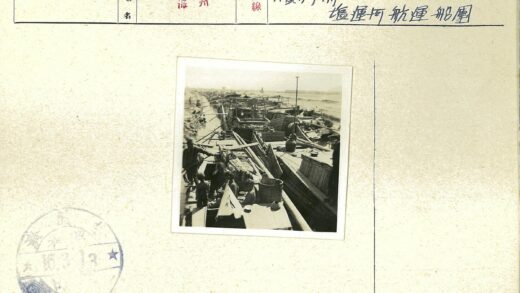 沙滩木船与岸上行人.jpg