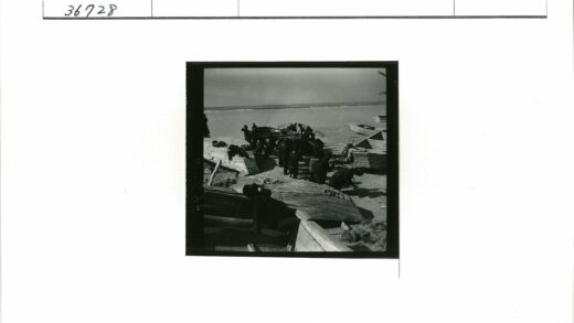沙滩木船工作场景.jpg