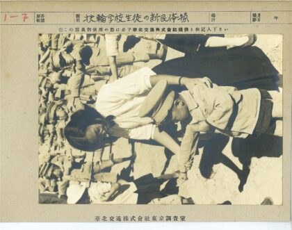 沙滩校服学生与成人互动.jpg