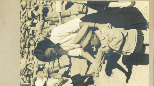 沙滩校服学生与成人互动.jpg