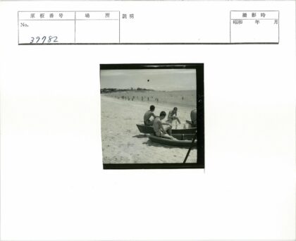 沙滩男孩与海滨游客.jpg