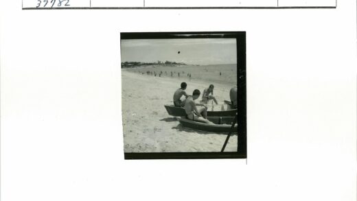 沙滩男孩与海滨游客.jpg