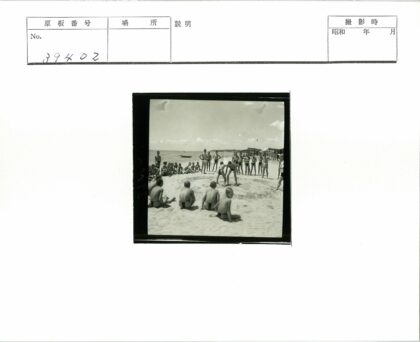 沙滩男孩摔跤海岸风光.jpg