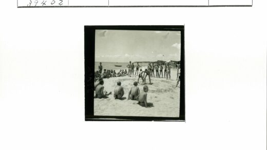 沙滩男孩摔跤海岸风光.jpg