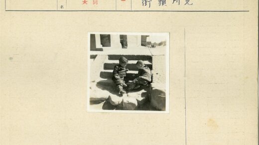 沙滩街道上的两个孩子.jpg