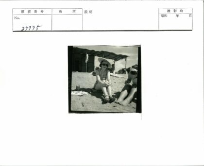沙滩遮阳帽女士阴凉建筑前.jpg