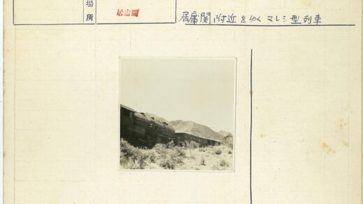 沙漠山地蒸汽火车行驶.jpg