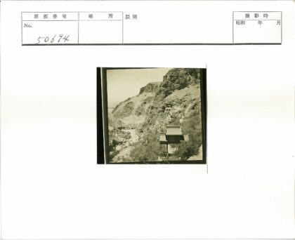 沙漠山间古建门亭景观.jpg