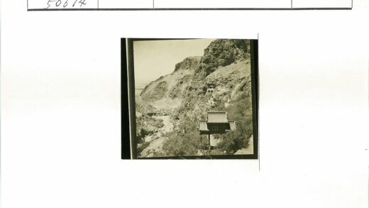 沙漠山间古建门亭景观.jpg